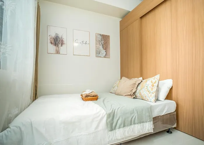 Boho Makati Wi Fi Workspace Red Apartment *