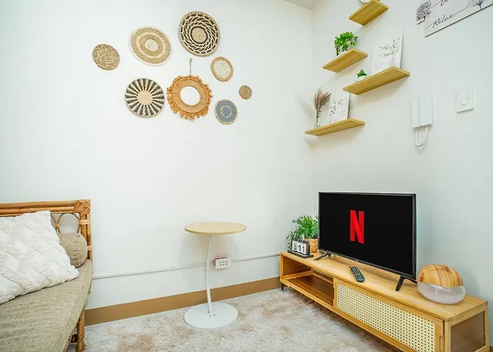 Boho Makati Wi Fi Workspace Red Apartment