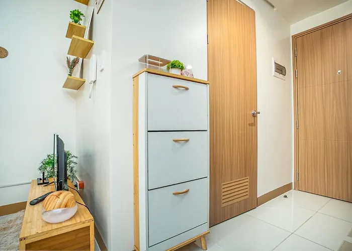 Boho Makati Wi Fi Workspace Red Apartment Manila